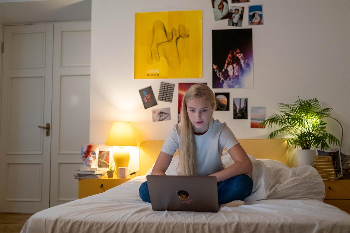 Habitación juvenil para adolescente con 2 camas y armarios